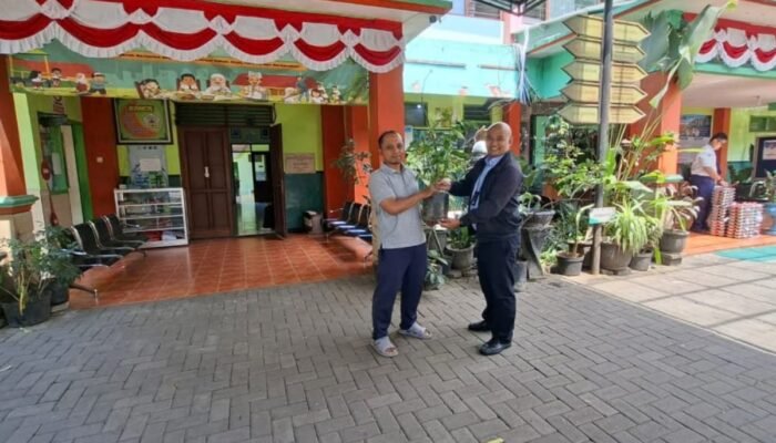 17 Bibit Pohon Produktif Disalurkan BRI Region 13 Malang ke Tiga Sekolah